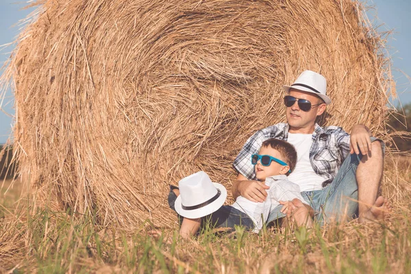 Pai Filho Brincando Parque Hora Dia Pessoas Divertir Livre Conceito Fotografia De Stock