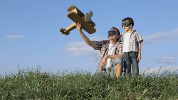 Vader Zoon Spelen Overdag Met Kartonnen Speelgoedvliegtuigje Het Park Concept — Stockvideo