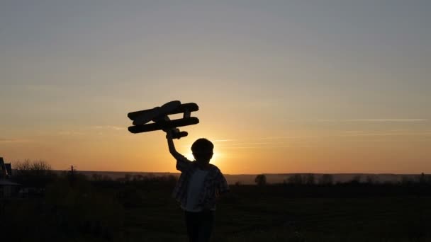 Menino Brincando Com Avião Brinquedo Papelão Parque Hora Pôr Sol — Vídeo de Stock