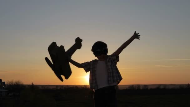 日落时分 小男孩在公园里玩纸板玩具飞机 快乐游戏的概念 在户外玩乐的孩子 — 图库视频影像