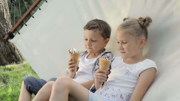 Двоє Щасливих Дітей Їдять Морозиво Парку Вдень Концепція Здорової Їжі — стокове відео