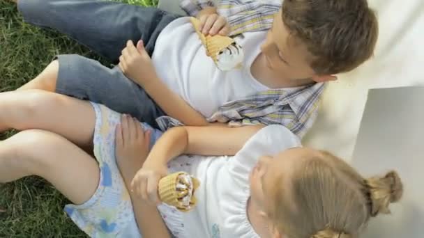 Dos Niños Felices Comiendo Helado Parque Durante Día Concepto Comida — Vídeos de Stock