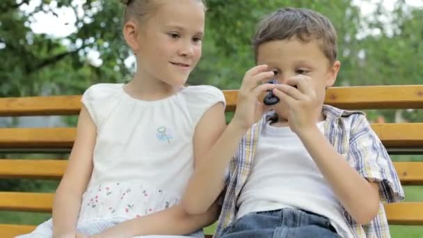 Glada Barn Sitter Bänken Dagen Leker Med Spinnaren Begreppet Bror — Stockvideo