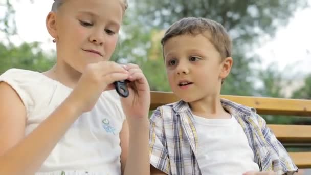 Sırada Bankta Oturan Mutlu Çocuklar Spinner Oynuyorlar Kardeşini Kardeşini Sonsuza — Stok video
