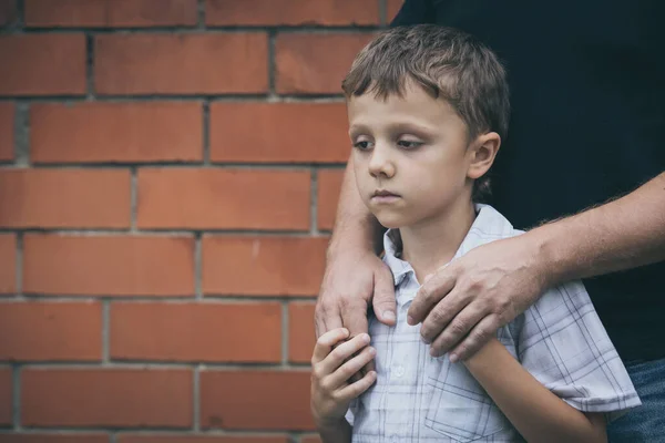 Retrato Joven Triste Niño Padre Pie Aire Libre Durante Día — Foto de Stock