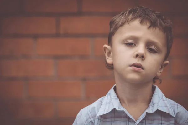 Porträt Eines Traurigen Kleinen Jungen Der Tagsüber Der Nähe Einer — Stockfoto