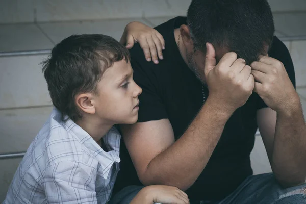 Egy Portré Fiatal Szomorú Kisfiúról Apáról Akik Kint Ülnek Szabadban — Stock Fotó