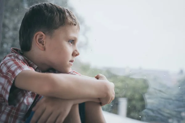 Портрет Один Сумний Маленький Хлопчик Сидить Біля Вікна День — стокове фото