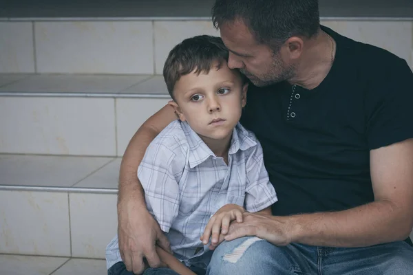 Porträtt Ung Ledsen Liten Pojke Och Far Sitter Utomhus Dagen — Stockfoto