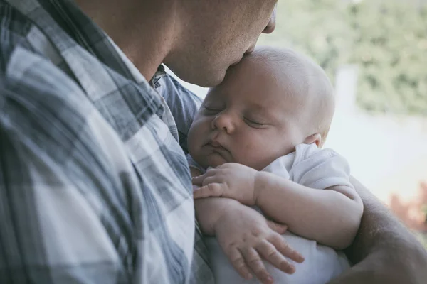 Vader Met Pasgeboren Zoontje Overdag Begrip Gelukkig Gezin — Stockfoto