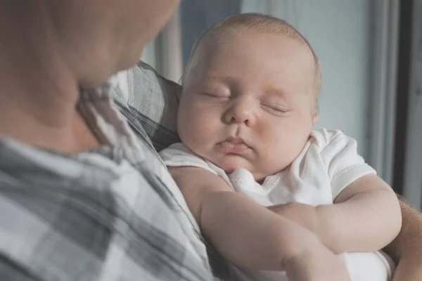 Vader Met Pasgeboren Zoontje Overdag Begrip Gelukkig Gezin — Stockfoto