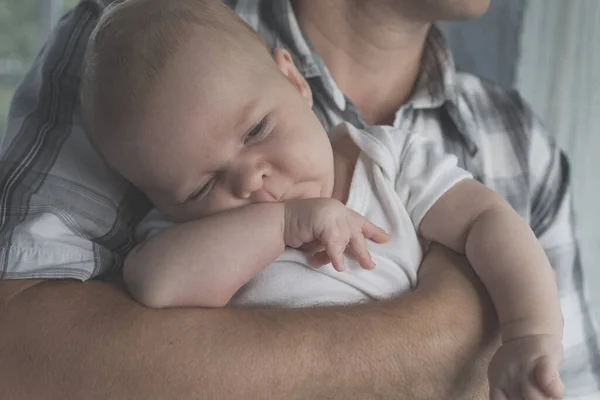Vader Met Pasgeboren Zoontje Overdag Begrip Gelukkig Gezin — Stockfoto