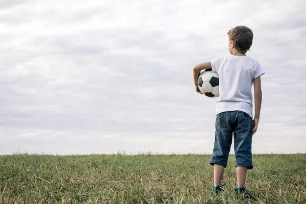 Retrato Rapaz Campo Com Bola Futebol Conceito Desporto — Fotografia de Stock