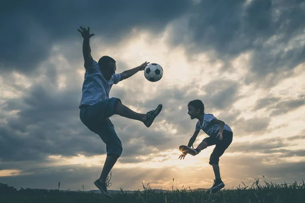 Pai Menino Brincando Campo Com Bola Futebol Conceito Desporto — Fotografia de Stock