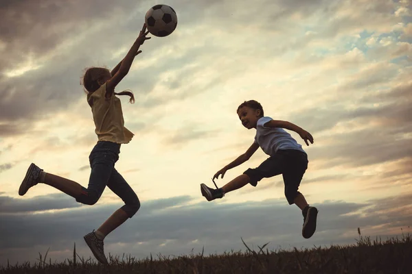 Feliz Menino Menina Brincando Campo Com Bola Futebol Crianças Divertindo — Fotografia de Stock