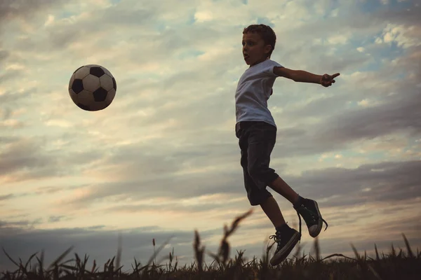 Niño Jugando Campo Con Pelota Fútbol Concepto Deporte — Foto de Stock