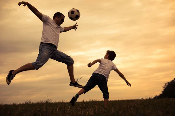 Padre Hijo Pequeño Jugando Campo Con Pelota Fútbol Concepto Deporte —  Fotos de Stock