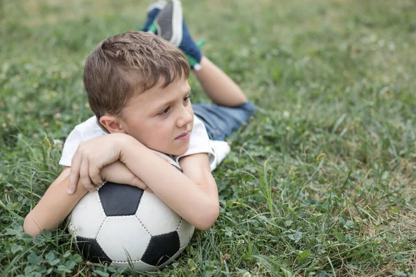 Porträt Eines Kleinen Jungen Der Mit Fußball Auf Dem Feld — Stockfoto