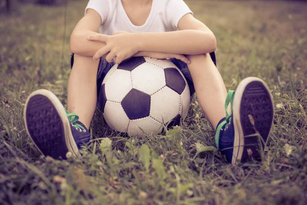 Kleiner Junge Sitzt Mit Fußball Konzept Des Sports — Stockfoto