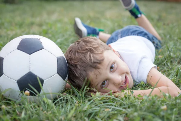 Portret Van Een Jonge Jongen Met Voetbal Begrip Sport — Stockfoto