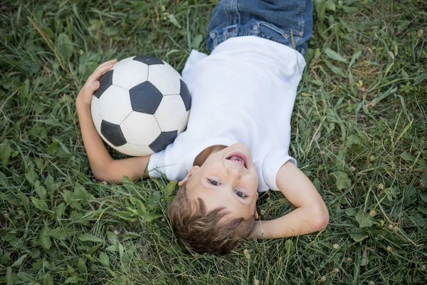 Portret Van Een Jonge Jongen Met Voetbal Begrip Sport — Stockfoto