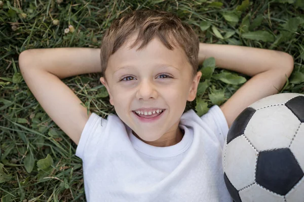 Retrato Rapaz Com Bola Futebol Conceito Desporto — Fotografia de Stock