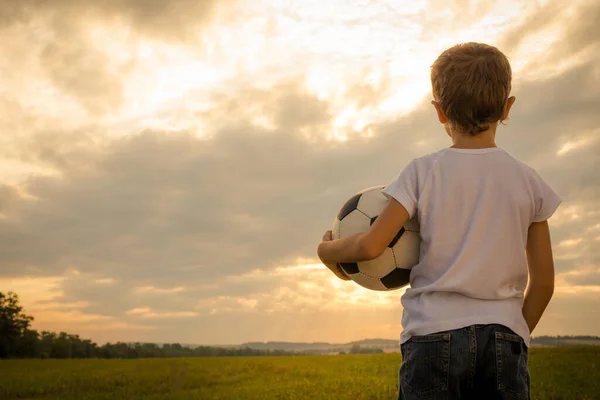Retrato Rapaz Com Bola Futebol Conceito Desporto — Fotografia de Stock