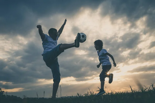Pai Menino Brincando Campo Com Bola Futebol Conceito Desporto — Fotografia de Stock