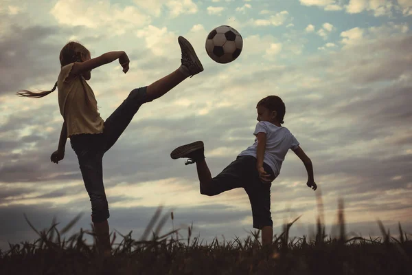 Feliz Menino Menina Brincando Campo Com Bola Futebol Crianças Divertindo — Fotografia de Stock