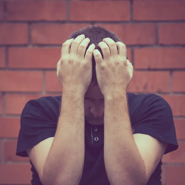 Retrato Hombre Triste Pie Cerca Una Pared Cubre Cara Día Imagen De Stock