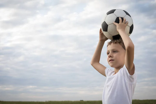 サッカーボールを持った少年の肖像画 スポーツの概念 ロイヤリティフリーのストック画像