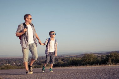 Baba ve oğlu o gün yolda duruyorlardı. Turizm kavramı.