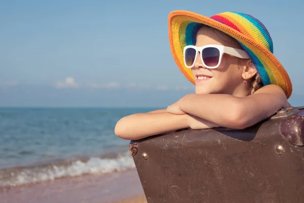 Lycklig Liten Flicka Med Resväska Som Sitter Stranden Dagen Ungen — Stockfoto