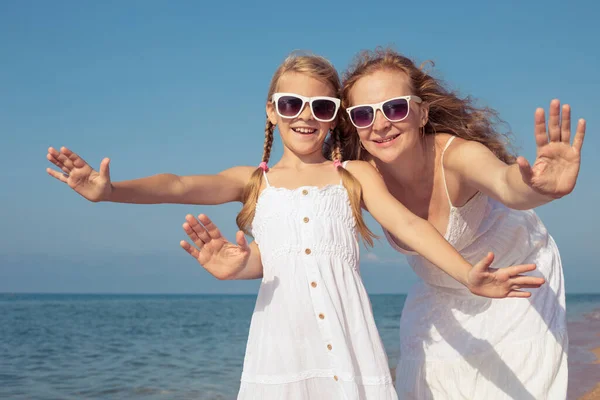 Madre Figlia Piedi Sulla Spiaggia Durante Giorno Persone Che Divertono — Foto Stock