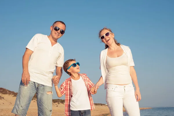 Gelukkige Familie Die Overdag Het Strand Staat Mensen Hebben Plezier — Stockfoto