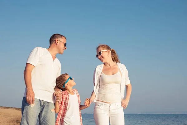 Familie Fericită Stând Plajă Timpul Zilei Oamenii Distrează Aer Liber — Fotografie, imagine de stoc