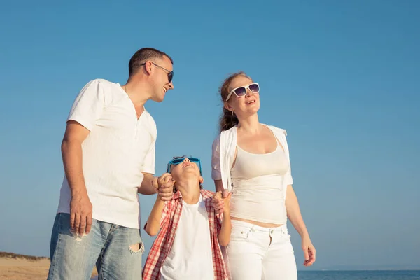 Mutlu Bir Aile Gündüz Kumsalda Duruyor Nsanlar Dışarıda Eğleniyor Yaz — Stok fotoğraf