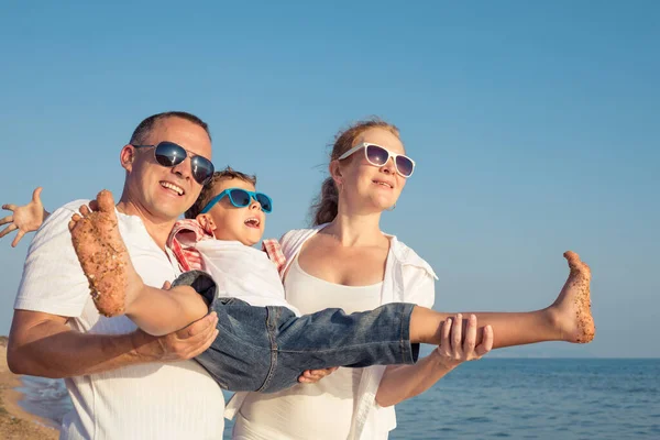 幸せな家族は ビーチに一日の時間に立っている 屋外で楽しんでいる人 夏休みと優しい家族の概念 — ストック写真