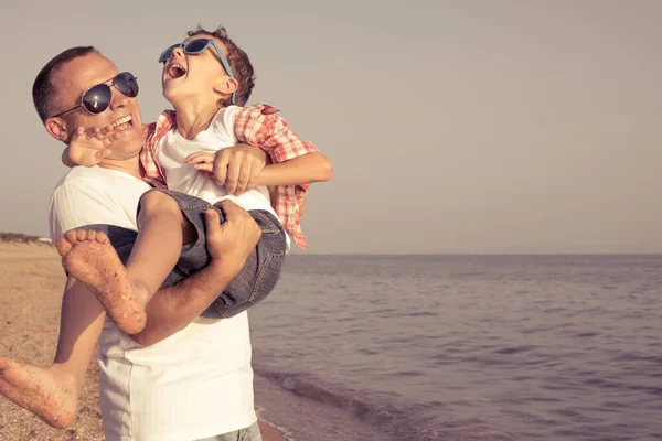 Vater Und Sohn Spielen Tagsüber Strand Die Leute Haben Spaß — Stockfoto