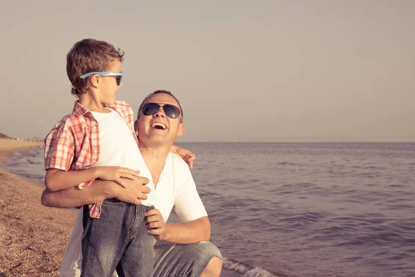 Padre Hijo Jugando Playa Durante Día Gente Divierte Aire Libre — Foto de Stock