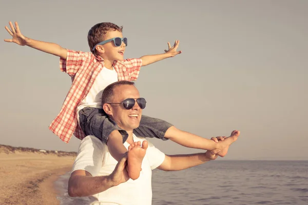 Vater Und Sohn Spielen Tagsüber Strand Die Leute Haben Spaß — Stockfoto