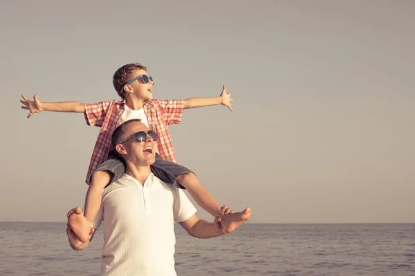 Vater Und Sohn Spielen Tagsüber Strand Die Leute Haben Spaß — Stockfoto
