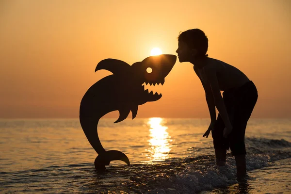 Niño Feliz Parado Playa Atardecer Está Jugando Con Tiburón Cartón — Foto de Stock