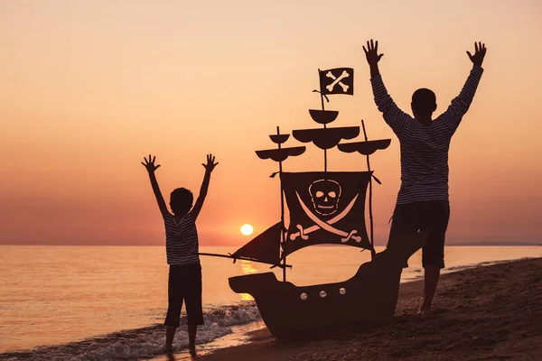 Baba Oğul Gün Batımında Plajda Oynuyorlar Karton Bir Korsan Gemisiyle — Stok fotoğraf