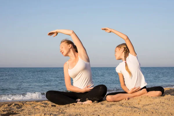 Madre Figlia Che Fanno Esercizi Yoga Sulla Spiaggia Durante Giorno — Foto Stock