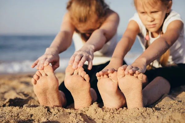 Matka Córka Ćwiczą Jogę Plaży Ciągu Dnia Ludzie Bawią Się — Zdjęcie stockowe