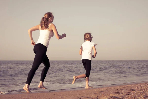 Mère Fille Courant Sur Plage Jour Les Gens Amusent Dehors — Photo