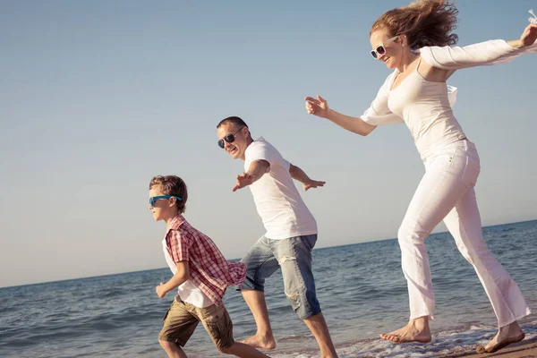 Famiglia Felice Che Corre Sulla Spiaggia Durante Giorno Gente Diverte — Foto Stock