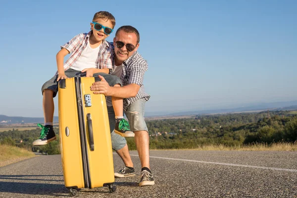 Far Och Son Står Vägen Dagen Begreppet Turism Stockbild