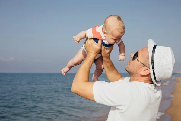 Ojciec Syn Bawią Się Plaży Ciągu Dnia Ludzie Bawią Się Zdjęcia Stockowe bez tantiem